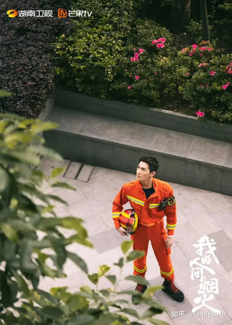 【厕拍精选】极品美女怼B拍，真想上去舔几口尝尝味道！剧照1